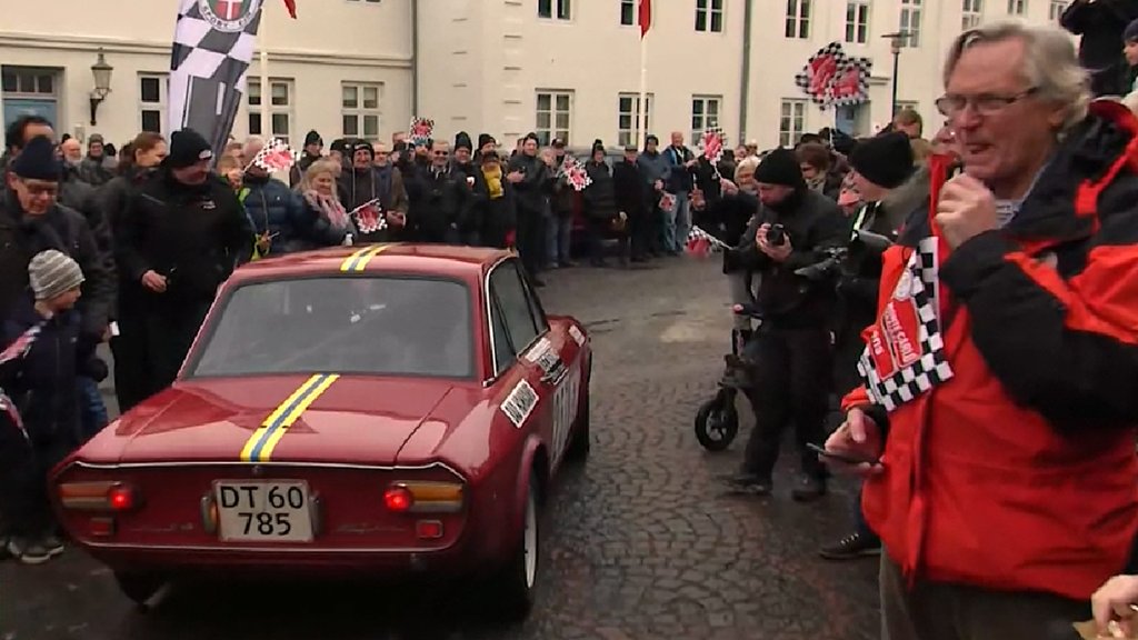 Der var en god stemning på torvet i Assens til Pre-starten på Rally Monte Carlo Historique. Mange kiggede forbi for at ønske god tur.
(Foto: Hoffmann Foto – Lars Hoffmann)